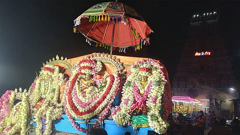 மயிலாடுதுறை புனுகீஸ்வரர் கோவிலில் அறுபத்து மூவர் வீதிஉலா நடைபெற்றது
