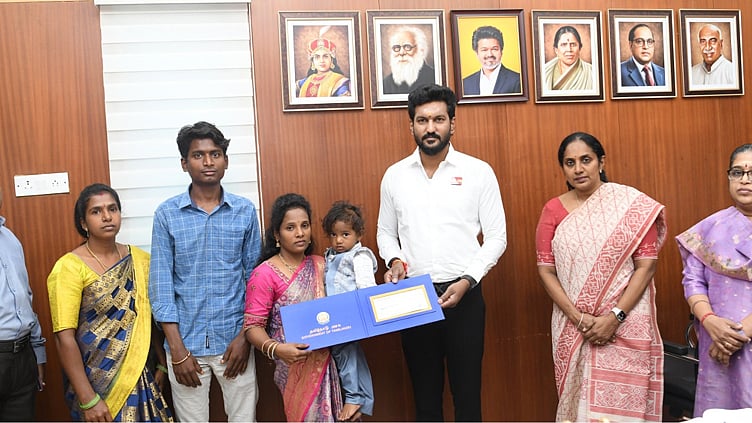 சிக்கிம் எல்லையில் வீரமரணம்: ராணுவ வீரர் குடும்பத்திற்கு ரூ.40 லட்சம் - அமைச்சர் சரத்குமார் வழங்கினார்