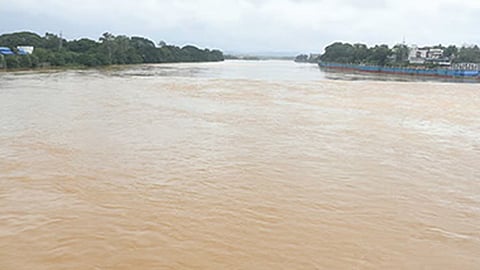 பருவமழை தீவிரம்; கர்நாடக அணைகளுக்கு நீர்வரத்து அதிகரிப்பு