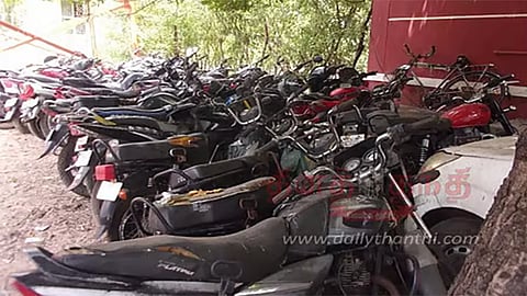 சென்னையில் போக்குவரத்துக்கு இடையூறாக நிறுத்தப்பட்டிருந்த 2,243 வாகனங்கள் பறிமுதல் - 15 நாட்களுக்குள் உரிமை கோர அழைப்பு
