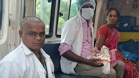 108 ஆம்புலன்சில் பெண் குழந்தை பிறந்தது.