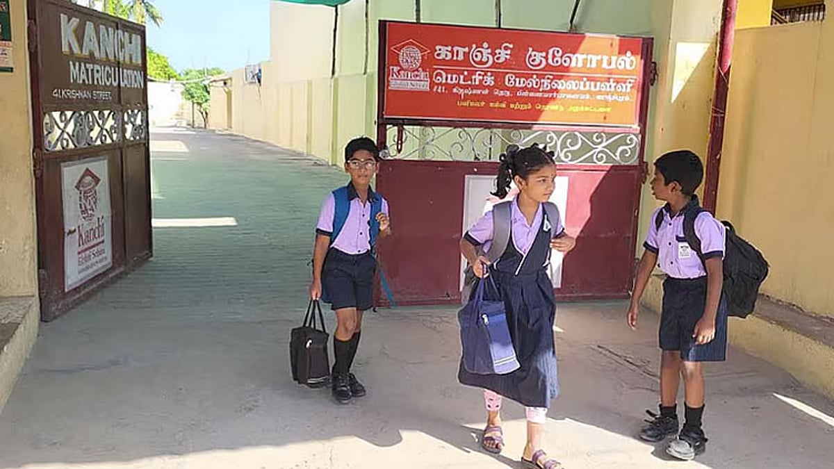 காஞ்சிபுரத்தில் மின் தடையால் பள்ளிக்கு விடுமுறை; சிரமத்துடன் வீட்டிற்கு திரும்பி சென்ற மாணவர்கள்