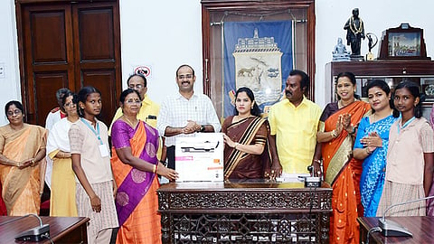 சென்னையில் 100 பள்ளிகளுக்கு அச்சுப்பொறி இயந்திரங்கள் - மேயர் பிரியா வழங்கினார் 