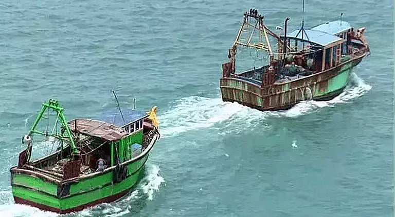 நடுக்கடலில் ராமேஸ்வரம் மீனவர்களை விரட்டியடித்த இலங்கை கடற்படை