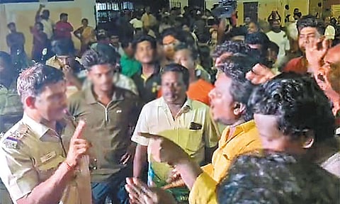 மின்தடையை கண்டித்து நள்ளிரவில் பொதுமக்கள் சாலை மறியல்