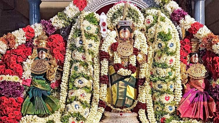 சிக்கல் சிங்காரவேலவர் கோவிலில் கார்த்திகை வழிபாடு- திரளான பக்தர்கள் பங்கேற்பு