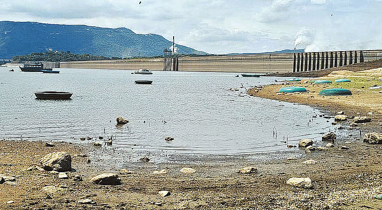தொடர்ந்து குறைந்து வரும் மேட்டூர் அணை நீர்மட்டம்