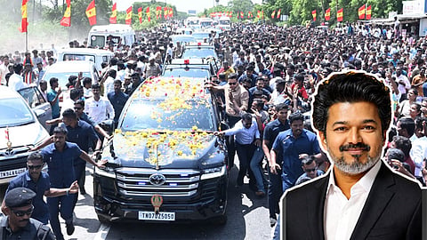 கரூரில் முதல்-அமைச்சர் விஜய்: வழி நெடுகிலும் ஆயிரக்கணக்கானோர் உற்சாக வரவேற்பு