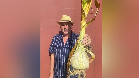 1.750 கிலோ எடையுள்ள பூண்டுடன் இருக்கும் விவசாயி