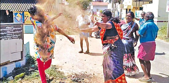 125 நாள் வேலையில் முறைகேடு புகார்: மாறி, மாறி மண்ணை வாரி தூற்றி தகராறில் ஈடுபட்ட பெண்கள்