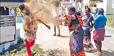 மண்ணை வாரி தூற்றி தகராறில் ஈடுபட்ட பெண்கள்