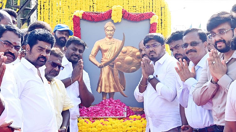 மாவீரன் அழகு முத்துக்கோன் பிறந்த நாள்: தமிழக அமைச்சர்கள் மாலை அணிவித்து மரியாதை