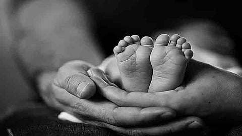 உதட்டில் காயமடைந்த 18 மாதக் குழந்தை பலி