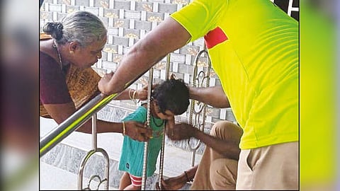 கிரில் கம்பிக்குள் சிக்கிய சிறுமியின் தலை - பத்திரமாக மீட்ட தீயணைப்புத் துறையினர்