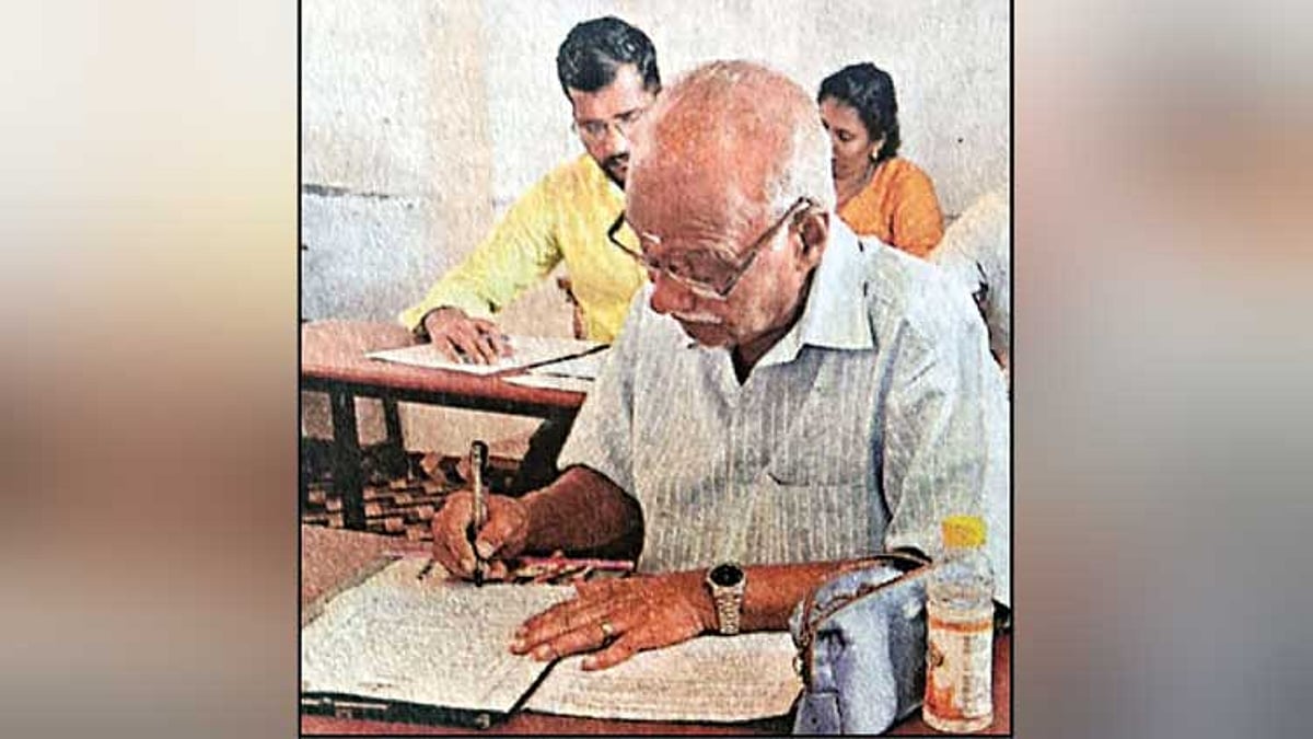 61 ஆண்டுகளுக்கு பிறகு பிளஸ்-1 தேர்வில் தேர்ச்சி பெற்ற 77 வயது முதியவர்!