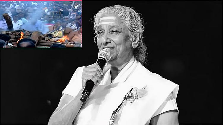கர்நாடக அரசு மரியாதையுடன் பாடகி எஸ். ஜானகி உடல் தகனம்