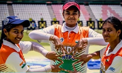 
உலகக் கோப்பை வில்வித்தை: வெள்ளிப்பதக்கம் வென்ற இந்திய அணி 
