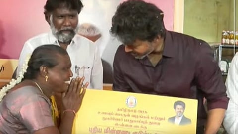 புதிய ஸ்மார்ட் ரேஷன் அட்டைகளை வழங்கினார் முதல்-அமைச்சர் விஜய்