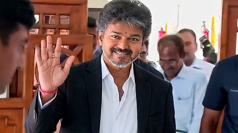 அரசு பள்ளிகளில் 6-12-ம் வகுப்பு வரை  ஏ.ஐ., காலநிலை அறிவியல் பாடம்: முதல்-அமைச்சர் விஜய் ஆலோசனை