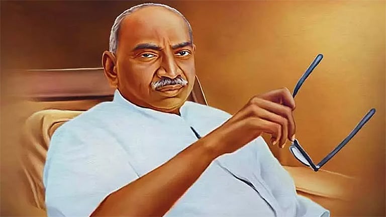 தமிழகத்தை தலைநிமிரச் செய்த கர்மவீரர் காமராஜரின் வாழ்க்கைப் பயணம்