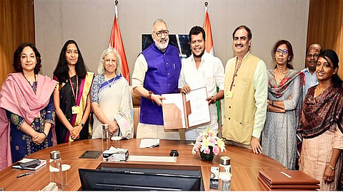 கைத்தறி, துணிநூல் மற்றும் கதர்த் துறை அமைச்சர் விஜய் பாலாஜி