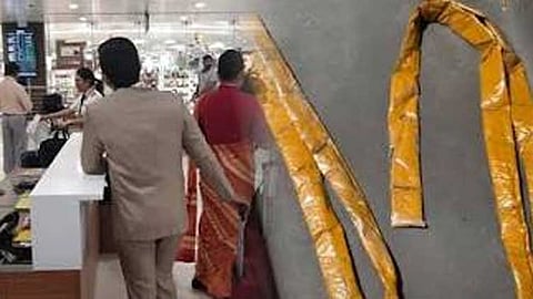 உள்ளாடைக்குள் மறைத்து ரூ.2 கோடி தங்கம் கடத்தல்; தமிழக தம்பதி கைது