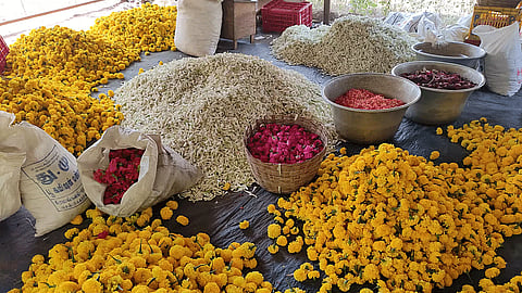 கோயம்பேடு மலர் சந்தையில் பூக்கள் விலை கிடுகிடு உயர்வு