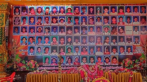 கும்பகோணம் பள்ளி தீ விபத்தின் 22-ம் ஆண்டு நினைவு தினம்: மெழுகுவர்த்தி ஏற்றி பொதுமக்கள் அஞ்சலி