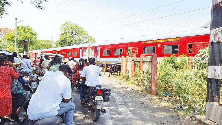 ரெயில்வே கேட் பகுதியில் நடு வழியில் நின்ற பாமணி ரெயில்: வாகன ஓட்டிகள் அவதி