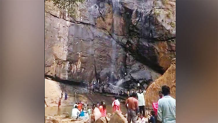 ஆகாய கங்கை நீர்வீழ்ச்சிக்கு சுற்றுலா பயணிகள் செல்ல தடை