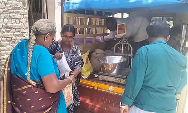 தாயுமானவர் திட்டத்தில் 70 சதவீதத்திற்கும் குறைவாக ரேஷன் பொருள் விநியோகித்ததால் 'மெமோ': பணியாளர்கள் அதிர்ச்சி