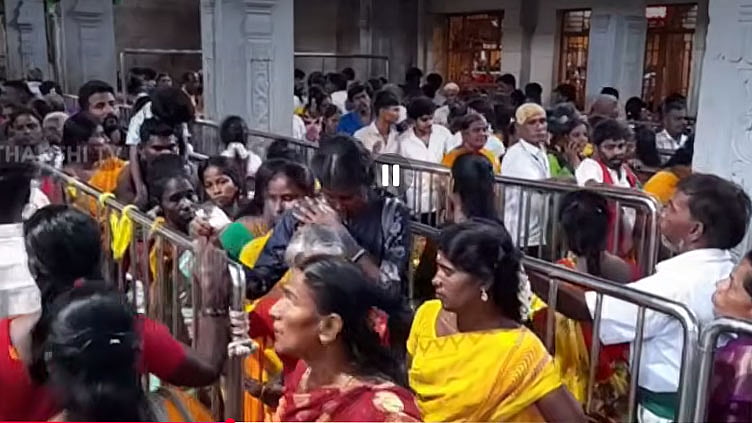 ஆடி முதல் வார வெள்ளி; அம்மன் கோவில்களில் குவிந்த பெண்கள்