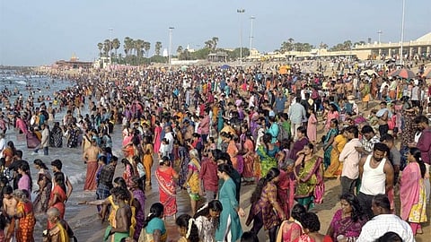 விடுமுறை தினத்தில் திருச்செந்தூர் முருகன் கோவிலில் ஏராளமான பக்தர்கள் குவிந்தனர்
