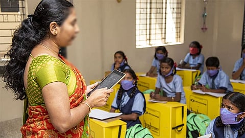 பள்ளி ஆசிரியர்கள்