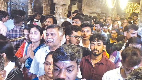 திருநள்ளாறு சனீஸ்வரர் கோவிலில் குவிந்த பக்தர்கள்
