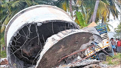 நாமக்கல்லில் கோர விபத்து: மேல்நிலை குடிநீர் தொட்டி விழுந்து 2 பேர் பலி