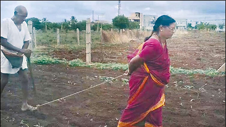 ஏர் கலப்பையில் மனைவியை கட்டி நிலத்தை உழுத விவசாயி