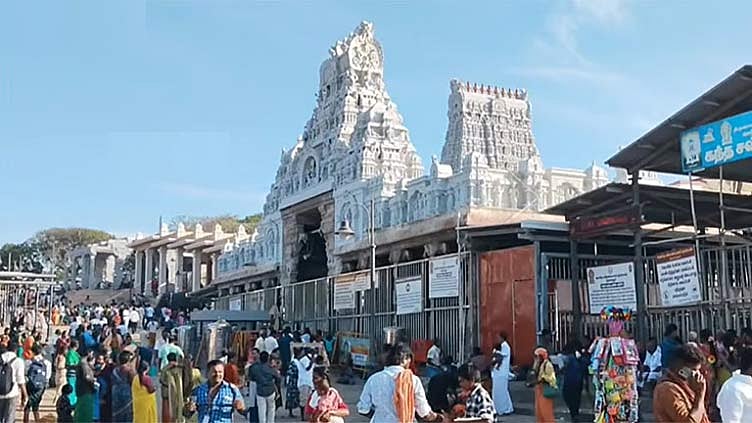 திருச்செந்தூரில் அலைமோதும் பக்தர்கள் கூட்டம்

