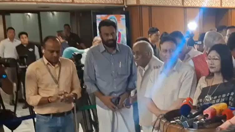 அனைத்துக்கட்சி கூட்டத்தில் இருந்து எதிர்க்கட்சிகள் வெளிநடப்பு

