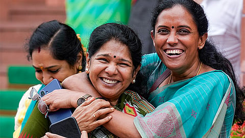 நாடாளுமன்றத்திற்கு உள்ளே எதிரி: வெளியே நட்பு பாராட்டிய தமிழக பெண் எம்.பி.க்கள்! 