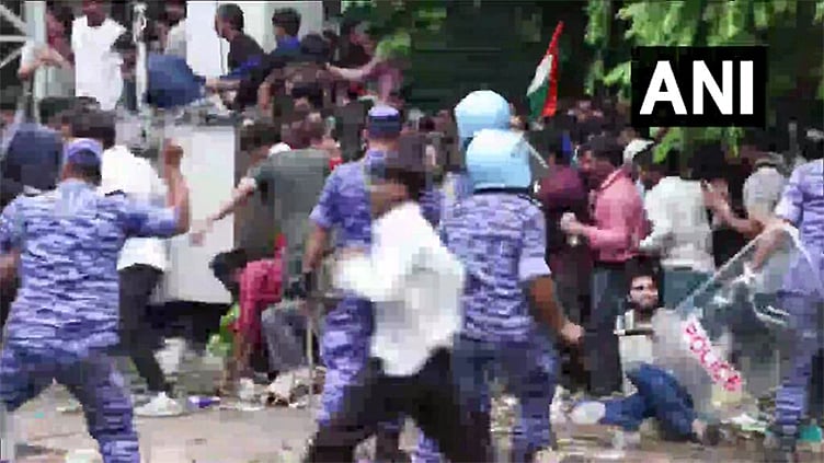 டெல்லியில் மாணவர்கள் மீது போலீஸ் தடியடி - கம்யூனிஸ்ட் கட்சிகள் கண்டனம்