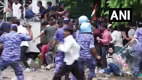 டெல்லியில் மாணவர்கள் மீது போலீஸ் தடியடி - கம்யூனிஸ்ட் கட்சிகள் கண்டனம்
