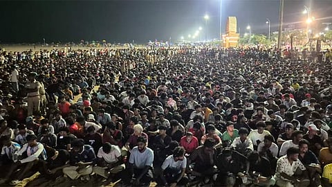 உலகக்கோப்பை கால்பந்து இறுதிப்போட்டி: மெரினா கடற்கரையில் கண்டுகளித்த ரசிகர்கள்

