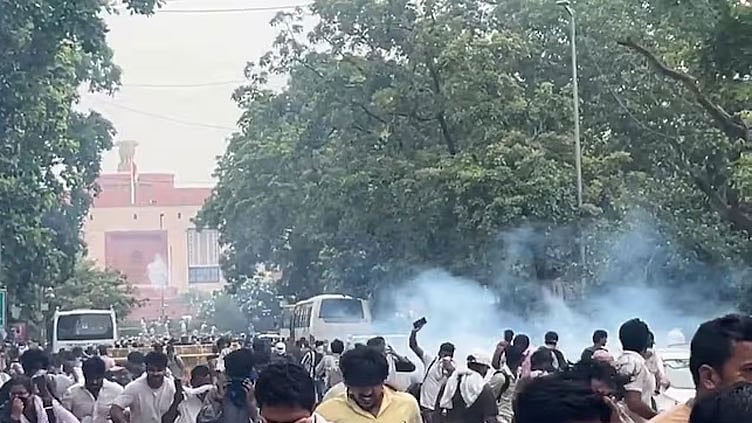 கரப்பான் பூச்சி ஜனதா கட்சியினர் போராட்டம்:  ஜனாதிபதி மாளிகை நுழைவு வாயில் மூடல் 