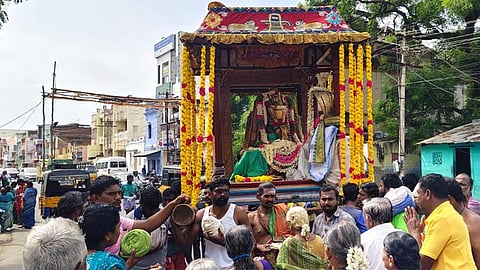 சங்கரன்கோவில் ஆடித்தபசு விழாவில் சிவலிங்க அபிஷேக அலங்காரத்தில் கோமதி அம்மன் வீதி உலா