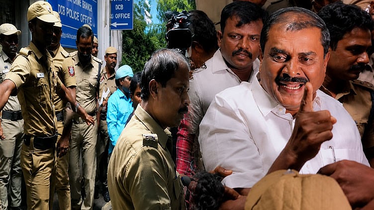 
பாளையங்கோட்டை சிறைக்கு அழைத்து செல்லப்படும் திமுக எம்எல்ஏ மார்க்கண்டேயன்