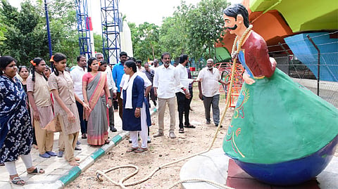 பெரம்பூர் அறிவியல் தொழில்நுட்பப் பூங்கா: மேயர் பிரியா பள்ளி மாணவர்களுடன் பார்வையிட்டார்  