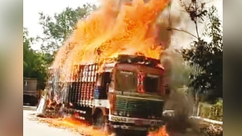 லாரி தீப்பிடித்து எரிந்தது