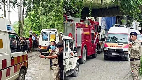 சிக்கிம்: சுரங்கப்பாதை பணியின்போது நிலச்சரிவு - 27 தொழிலாளர்களை மீட்கும் பணி தீவிரம் 

