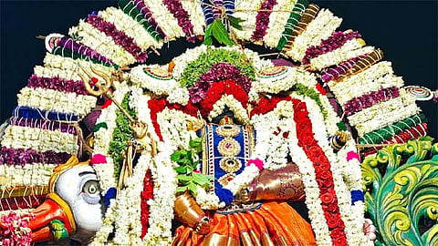 நாகை மாவட்டம் கோவில்பத்து வலிவலத்தில் கண்ணாம்பாள் மாரியம்மன் மற்றும் கழனியப்ப அய்யனார் கோவிலில் ஆடி திருவிழா நடைபெற்றது.
